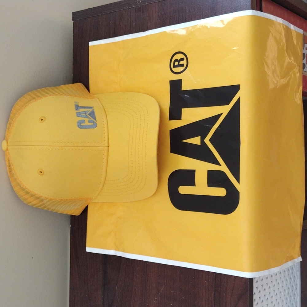 Unisex Caterpillar official licenced hat with Velcro back